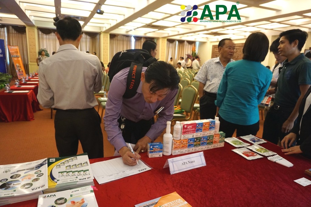 Các doanh nghiệp Cambodia đăng ký tại bàn trưng bày của APA.