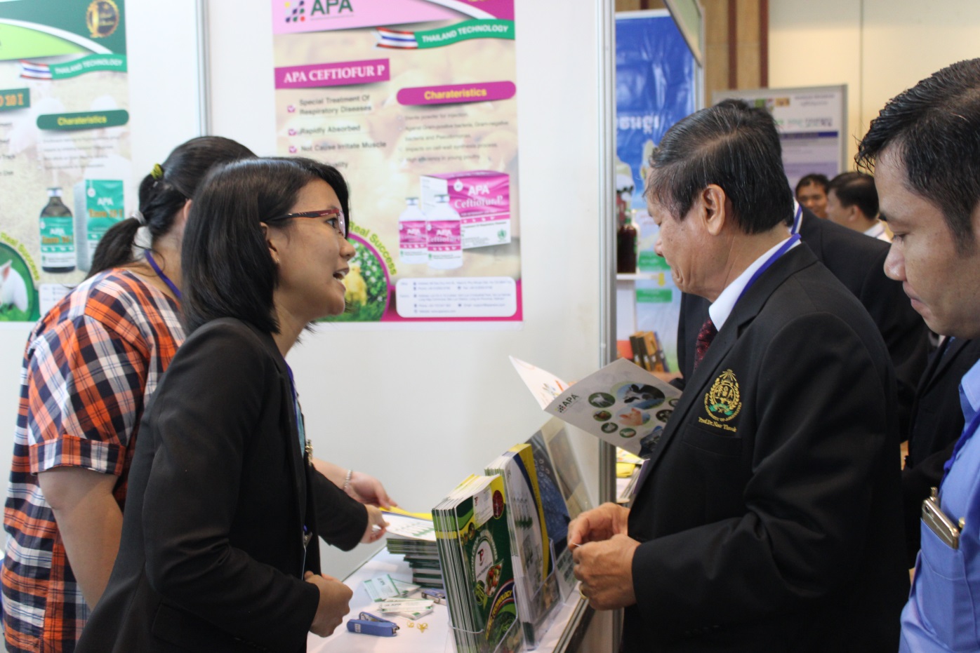 Ngài H.E NaoThouk – Đại diện Bộ Nông Lâm và Ngư nghiệp Campuchia hỏi thăm về các sản phẩm của APA.