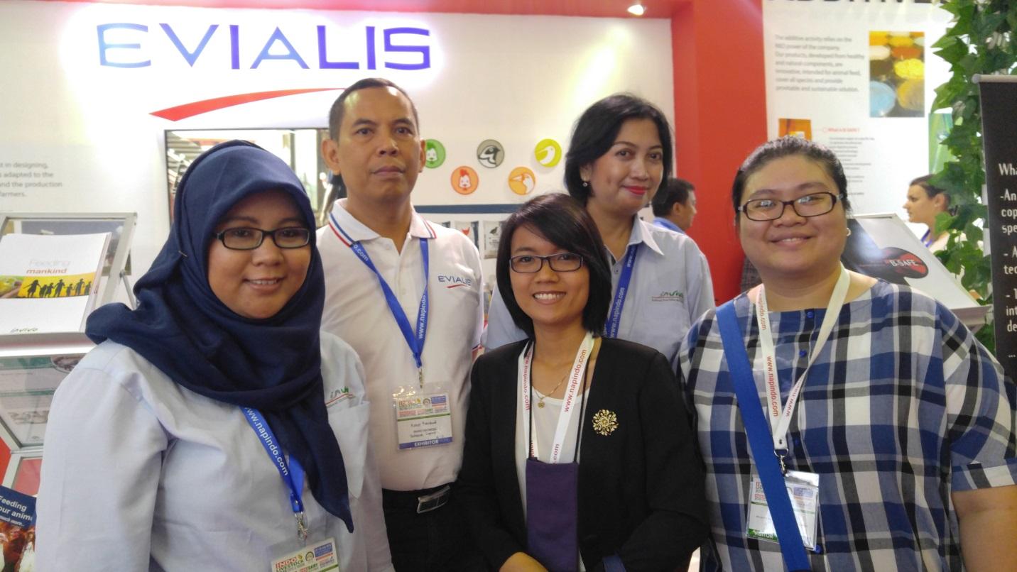 Chụp hình chung với team Marketing của công ty EVIALIS Indonesia.